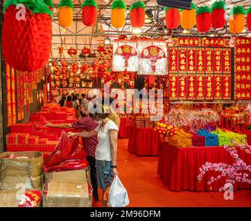 Marktstände, an denen Dekorationen und Schmuckstücke für das chinesische Neujahr im Peoples Park Complex im Chinatown Singapur verkauft werden. Stockfoto