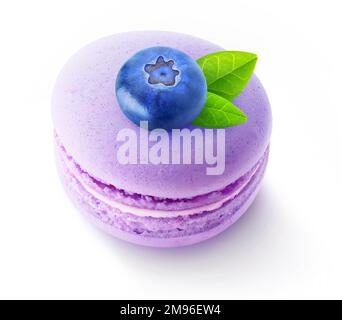 Eine Blaubeerfrucht auf Makronen isoliert auf weißem Hintergrund Stockfoto