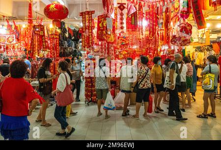 Marktstände, an denen Dekorationen und Schmuckstücke für das chinesische Neujahr in Chinatown Singapur verkauft werden. Stockfoto