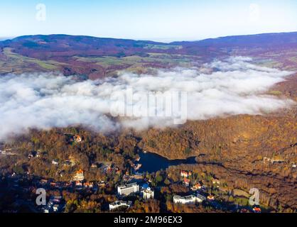 Blick aus der Vogelperspektive auf das Sovata Resort - Rumänien an einem Herbstmorgen, Nebelschicht Stockfoto