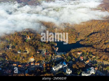 Blick aus der Vogelperspektive auf das Sovata Resort - Rumänien an einem Herbstmorgen, Nebelschicht Stockfoto