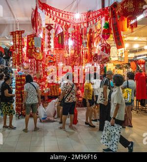 Marktstände, an denen Dekorationen und Schmuckstücke für das chinesische Neujahr in Chinatown Singapur verkauft werden. Stockfoto