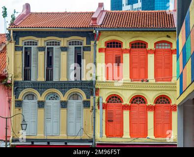 Farbenfrohe Ladenhäuser im 2. Stock in Smith Street Chinatown Singapur Stockfoto