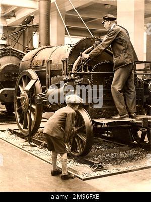 Der Schuljunge inspiziert die Rocket-Lokomotive im Wissenschaftsmuseum, 1929 Stockfoto