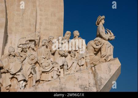 Portugal, Lissabon, Belem: Denkmal der Entdeckungen (Padrão dos Descobrimentos) (Detail). Von links sehen wir die Abbildung: Gomes Eanes de Zurara (Chronicler), Pero da Covilha (Reisender), Jacome de Maiorca (Kosmograf), Pedro Escobar (Navigator), Pedro Nunes (Mathematiker), Pero de Alenquer (Navigator), Gil Eanes (Navigator), Joao Goncalves (Navigator), König Heinrich Zarco (Navigator) und König des Fanco Zarco (Fanco). Henry der Navigator (rechts) und der Heilige Prinz Ferdinand sind hier abgebildet. Stockfoto