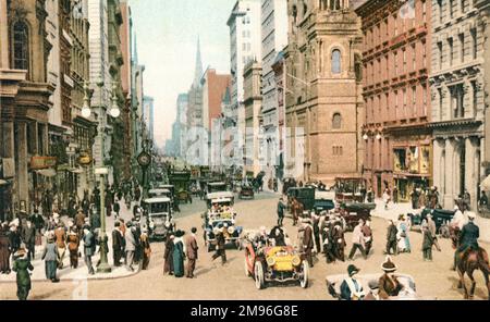 Geschäftige Szene auf der Fifth Avenue, New York City. Stockfoto