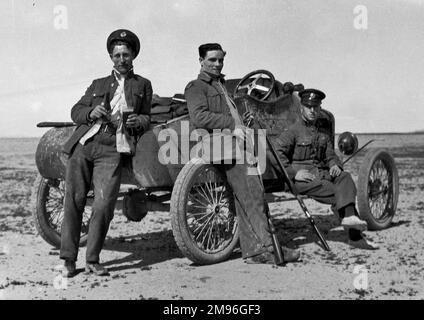 WW1 - Männer in Uniform trinken Bier neben einem Auto in einer kargen/Wüstenlandschaft, möglicherweise an der mesopotamischen Front? Stockfoto