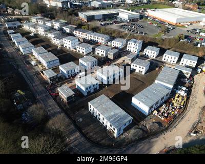 Luftaufnahme der modularen Baustelle mit kostengünstigen Wohnungen auf braunem Feld in Hereford, Großbritannien, Stand Januar 2023 Stockfoto