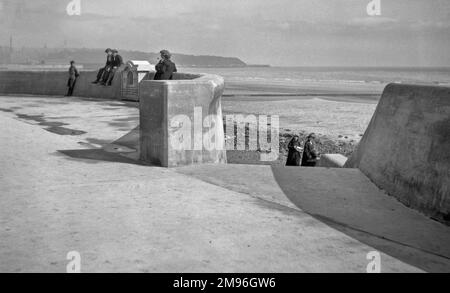 Meereswand und Esplanade, Kirkcaldy, Fife, Schottland. Ein Gedenkstein ist Teil der Mauer von 1922-1923. Die Ufermauer und die Promenade wurden von der Gesellschaft Kirkcaldy während einer Zeit der Handelskrise gebaut, um die Arbeitslosigkeit zu lindern. Stockfoto