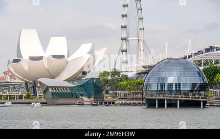 ArtScience Museum, der Glaskuppel Apple Store und Louis Vuitton Store am Wasser im Marina Bay Sands Singapore. Stockfoto