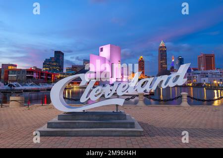 10. AUGUST 2019 - CLEVELAND, OHIO: Die Skyline der Innenstadt von Cleveland vom Voinovich Bicentennial Park am frühen Morgen. Stockfoto