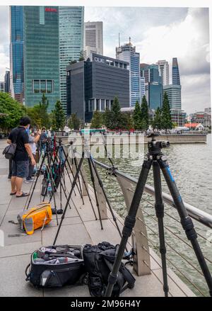 Fotografen, die Stative und Kameras für das Silvesterfeuerwerk in Marina Bay Singapore aufstellen Stockfoto