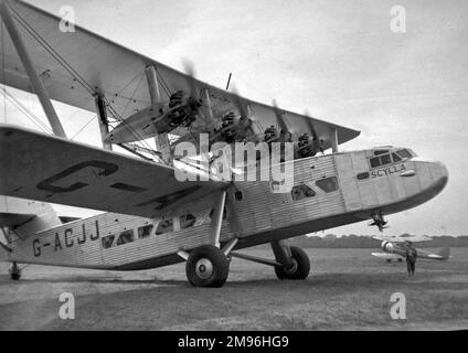 Der Scylla L17 British Biplane mit vier Motoren, entwickelt und gebaut von Short Brothers. Es wurde von Imperial Airways für Linienflüge zwischen London und verschiedenen europäischen Städten verwendet. Hier auf einem Flugplatz gesehen, auf dem alle vier Propeller laufen. Stockfoto