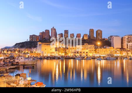 Porto Empedocle, Sizilien, Italien auf dem Wasser in der Dämmerung. Stockfoto