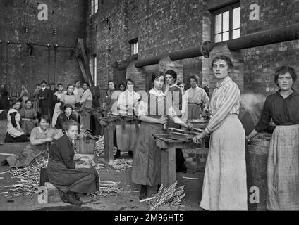 Eine Gruppe von Arbeitern, meist Frauen, in einer Fabrik - WW1. Stockfoto