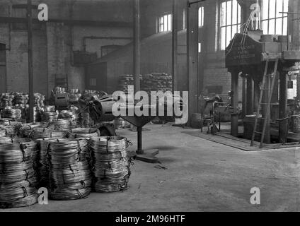 Eine Fabrik mit neu hergestellten Drähten, die in Spulen auf dem Boden stehen. Möglicherweise die Basis für Stacheldraht für die Westfront - WW1 Stockfoto