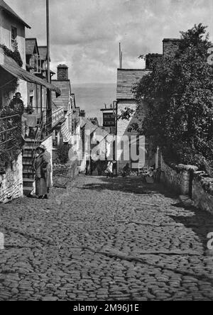 Eine steile Straße in Ilfracombe, Devon, mit einem Pub-Schild für das New Inn. Stockfoto