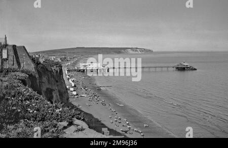 Blick auf das Meer in Shanklin, Isle of Wight, mit Blick auf den Strand, den Pier und das Meer von der Spitze der Klippe. Stockfoto