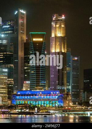 Wolkenkratzer von Singapur bei Nacht von Marina Bay. Stockfoto