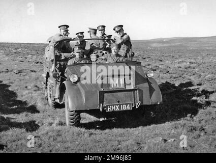 Eine Gruppe Soldaten in einem Jeep, die über ein Feld in der Nähe von Okehampton, Devon, fuhren. Stockfoto