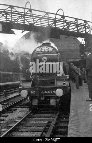 Die berühmte Dampflokomotive Flying Scotsman in einem Bahnhof. Stockfoto