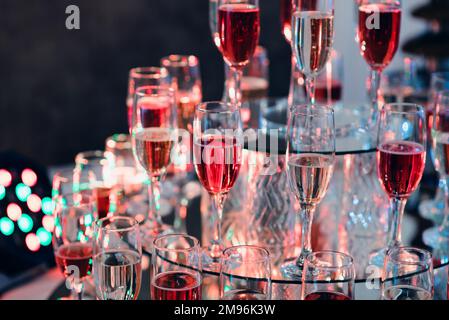 Eine Gruppe Gläser Rot- und Weißwein im Restaurant für einen luxuriösen Urlaub und eine Party-Feier Stockfoto