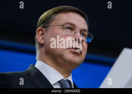 Brüssel, Belgien. 17. Januar 2023. Valdis Dombrovskis, für Handel zuständiges Mitglied der Europäischen Kommission, trifft am 17. Januar 2023 am Sitz der EU in Brüssel zu einer Tagung des Rates "Wirtschaft und Finanzen" (ECOFIN) ein. Kredit: ALEXANDROS MICHAILIDIS/Alamy Live News Stockfoto