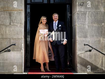 Amsterdam. 17. Januar 2023 - Ankunft von König Willem-Alexander und Königin Maxima am Königspalast für den traditionellen Neujahrsempfang. Das königliche Paar empfängt mehrere hundert Gäste aus der politischen und öffentlichen Verwaltung und aus verschiedenen Bereichen der niederländischen Gesellschaft. Kredit: ANP/Alamy Live News Stockfoto