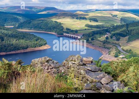 Blick vom Bamford Moor auf das Ladybower Reservoir im Peak District National Park Derbyshire UK Stockfoto