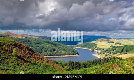 Blick vom Bamford Moor auf das Ladybower Reservoir im Peak District National Park Derbyshire UK Stockfoto