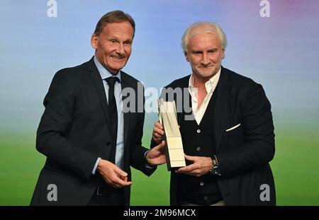 Offenbach, Deutschland. 17. Januar 2023, Hessen, Offenbach/Main: Hans-Joachim Watzke (l), Sprecher des DFL-Exekutivkomitees, überreicht Rudi Völler beim DFL Neujahrsempfang mit dem DFL Honorary Award. Foto: Arne Dedert/dpa Credit: dpa Picture Alliance/Alamy Live News Stockfoto