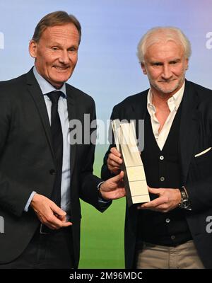 Offenbach, Deutschland. 17. Januar 2023, Hessen, Offenbach/Main: Hans-Joachim Watzke (l), Sprecher des DFL-Exekutivkomitees, überreicht Rudi Völler beim DFL Neujahrsempfang mit dem DFL Honorary Award. Foto: Arne Dedert/dpa Credit: dpa Picture Alliance/Alamy Live News Stockfoto