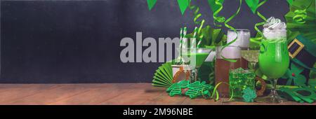 Hintergrund der Bar St. Patrick's Day. Verschiedene goldene, grüne Biergläser, verschiedene Cocktails und Getränke, mit St. Patrick's Day Party Dekor und Stockfoto