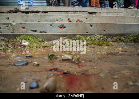 Srinagar, Indien. 16. Januar 2023. (HINWEIS FÜR REDAKTEURE: Bild enthält Grafikinhalte) auf den Treppen im Zentrum von Kaschmirs Budgam wurde die Schießerei gesehen. Zwei Kämpfer aus Lashkar-e-Taiba, die in einem Fahrzeug unterwegs waren, wurden bei einer kurzen Schießerei mit indischen Regierungskräften im Budgam-Bezirk Kaschmir getötet. Ein hochrangiger Polizist erzählte, dass militante Duos aus der letzten Begegnung im selben Bezirk geflohen seien. (Foto: Faisal Bashir/SOPA Images/Sipa USA) Guthaben: SIPA USA/Alamy Live News Stockfoto