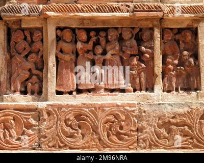 Indien - Westbengalen - Hooghly-Fluss - Kalna: Lalji-Tempel, Vijay Vaidyanath-Tempel, Terrakotta-Ornamente, die Gott Shiva als Kind halten. Stockfoto