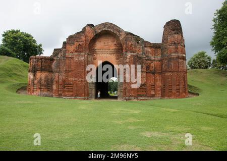 Indien, Westbengalen, Gour: Das Tor zum Palast und zur Qadam Rasul Moschee. Stockfoto