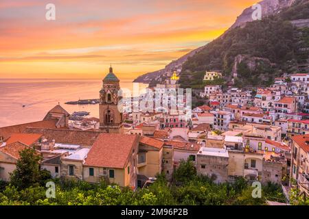 Amalfi, Italien, an der Amalfiküste in der Dämmerung. Stockfoto