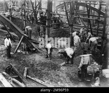 Eine Gruppe von Navys, die an einem erhöhten Abschnitt einer Londoner Eisenbahn arbeiten. Stockfoto