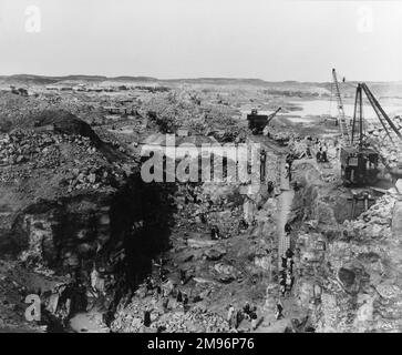 Ein Foto von Ausgrabungen entlang der Linie des Niles Aswan-Staudamms im Osten Ägyptens. Stockfoto