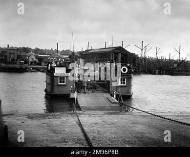 Leute und ein Auto auf der Fähre bei Cowes, Isle of Wight. Stockfoto