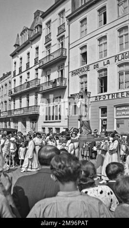 Menschen auf der Straße für ein Fest der Himmelfahrt in Heist-aan-Zee (Heyst sur Mer), Belgien. Stockfoto