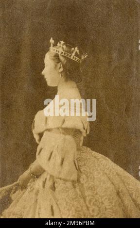 Prinzessin Victoria (Vicky) von Großbritannien (1840 - 1901), ältestes Kind von Königin Victoria und Prinz Albert, später Kronprinzessin von Preußen und dann Kaiserin von Deutschland. Sie trägt ein mittelalterliches Korsett und einen Minenbesatz an Oberteil und Ärmeln. Es ist schwer anhand des Bildes zu sagen, ob sie ein schickes Kleid trägt oder irgendein zeremonielles Outfit trägt. Foto kurz vor oder nach ihrer Hochzeit im Januar 1858. Stockfoto