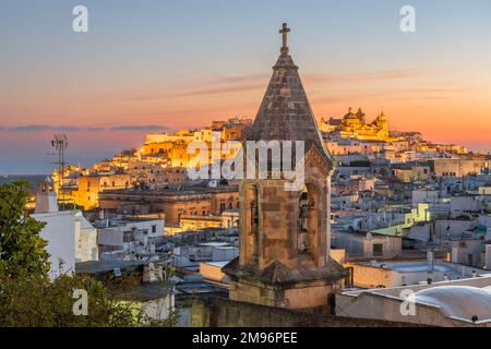 Ostuni, italienische Altstadt bei Sonnenaufgang. Stockfoto
