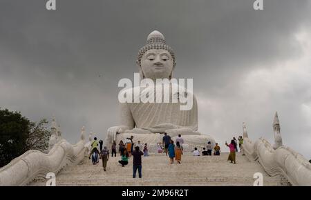 Phuket, Thailand. 30. November 2022. Treppe zum Big Buddha Tempel auf der Insel Phuket. Besucher, die eine Tour durch den Tempel machen. Stockfoto