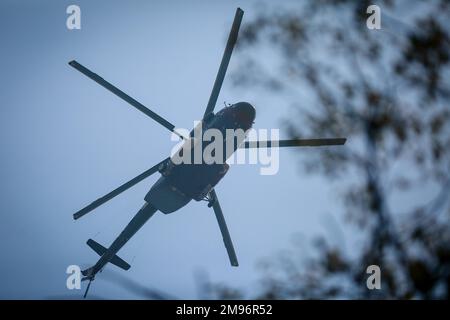 Nepal. 17. Januar 2023. Ein Hubschrauber mit Leichen von Opfern eines Flugzeugabsturzes kommt in Kathmandu, Nepal an. Die Leichen, die nicht identifiziert werden konnten und aus Kathmandu und Umgebung stammen, sowie die Leichen ausländischer Staatsangehöriger wurden nach Kathmandu gebracht. Am Sonntag fiel das unglückliche Flugzeug von Yeti Air, das von Kathmandu nach Pokhara unterwegs war, in die Seti-Schlucht in Pokhara Sekunden vor der Landung auf dem neu gebauten internationalen Regionalflughafen Pokhara. Kredit: Amit Machamasi/ZUMA Press Wire/Alamy Live News Stockfoto