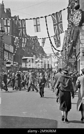 Blick auf die Fleet Street, London, mit Flaggen und Girlanden für die Silberjubiläumsfeier. Stockfoto