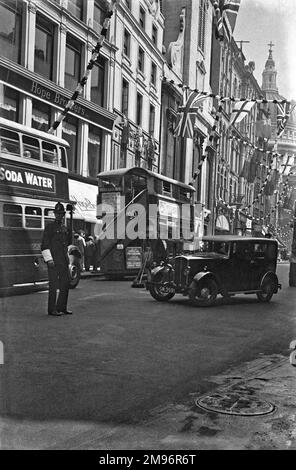 Im Londoner Ludgate Hill erwarten euch Flaggen und Girlanden für die Silberjubiläumsfeier. Stockfoto