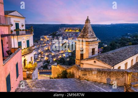 Santa Maria delle Scale in Ragusa, Sizilien, Italien bei Abenddämmerung. Stockfoto