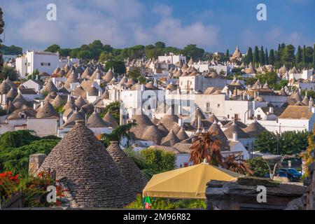 Alberobello, Italien, Blick auf die Altstadt mit traditionellen Trullo-Häusern. Stockfoto