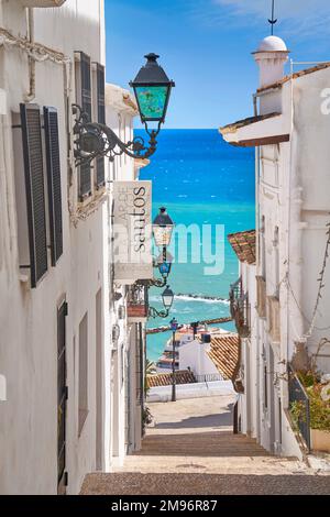 Norrow Street in der Altstadt von Altea, Costa Blanca, Provinz Alicante, Spanien Stockfoto